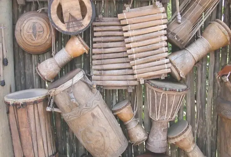 Ìbòm mə̀zik